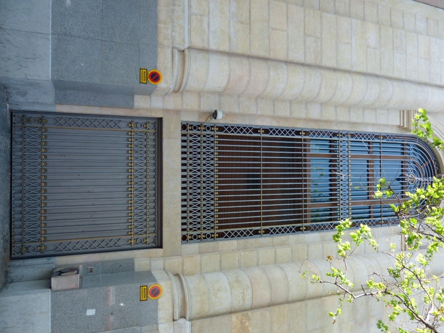 26- Reja y puerta con forja adosada