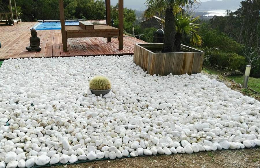 Preparación de jardín con piedras blancas.