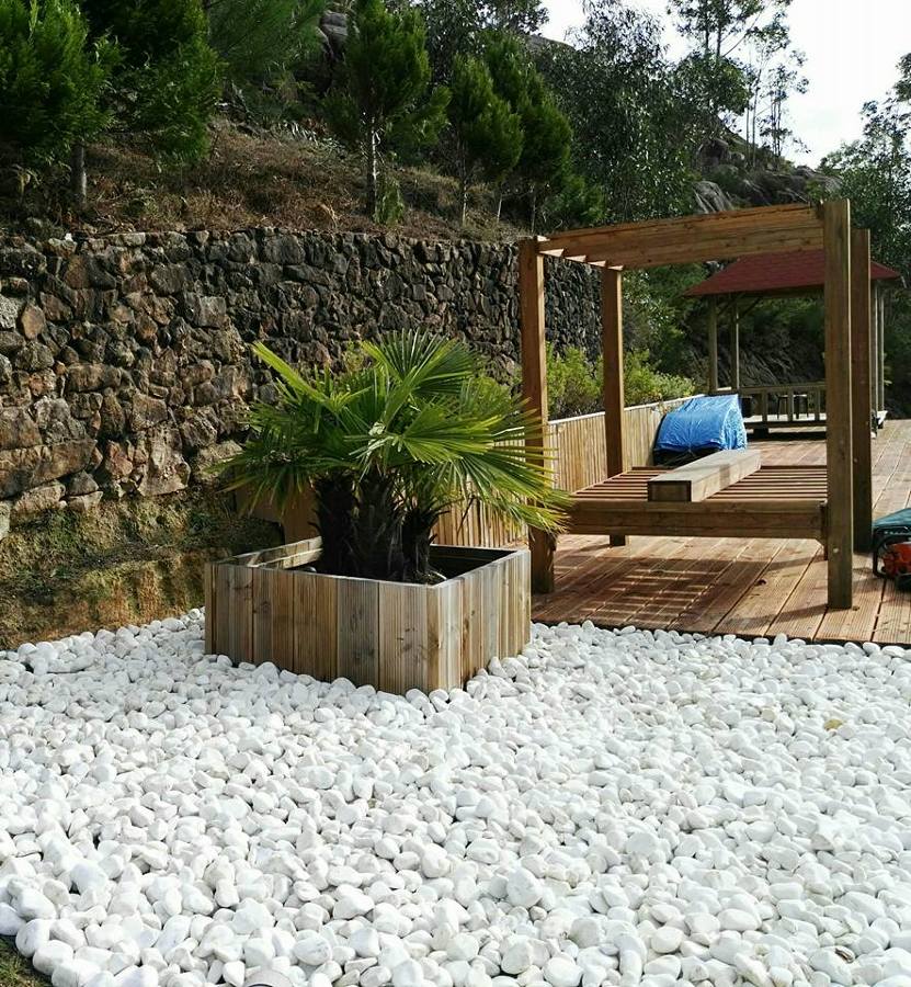Preparación de jardín con piedras blancas.