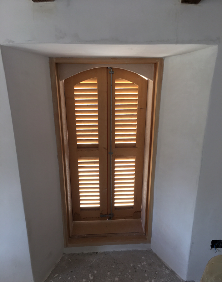 Montaje persiana mallorquina y marco ventana