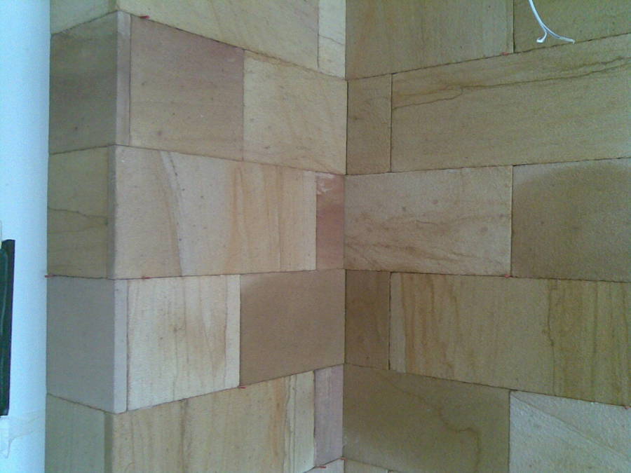 PARED DE PIEDRA EN SALÓN COMEDOR