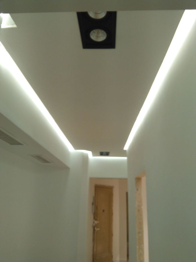 techo pasillo entrada con led y rehillas ventilacion
