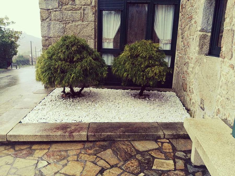 Preparación de jardín con piedras blancas