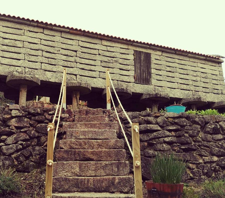 Pasamanos con listones de madera y cuerda.