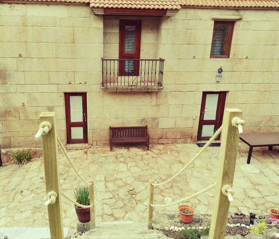 Pasamanos con listones de madera y cuerda.