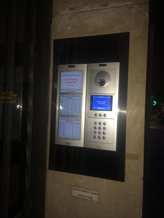 Placa videoportero con teclado y display digital para ver la información