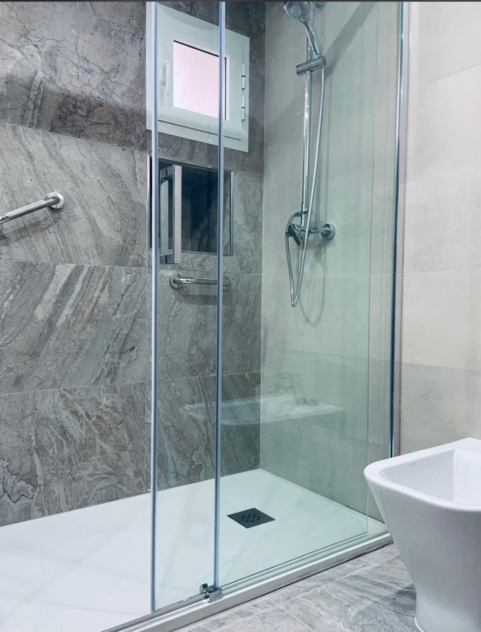 Bañera por plato , elegancia en tu baño mampara fijo mas corredera