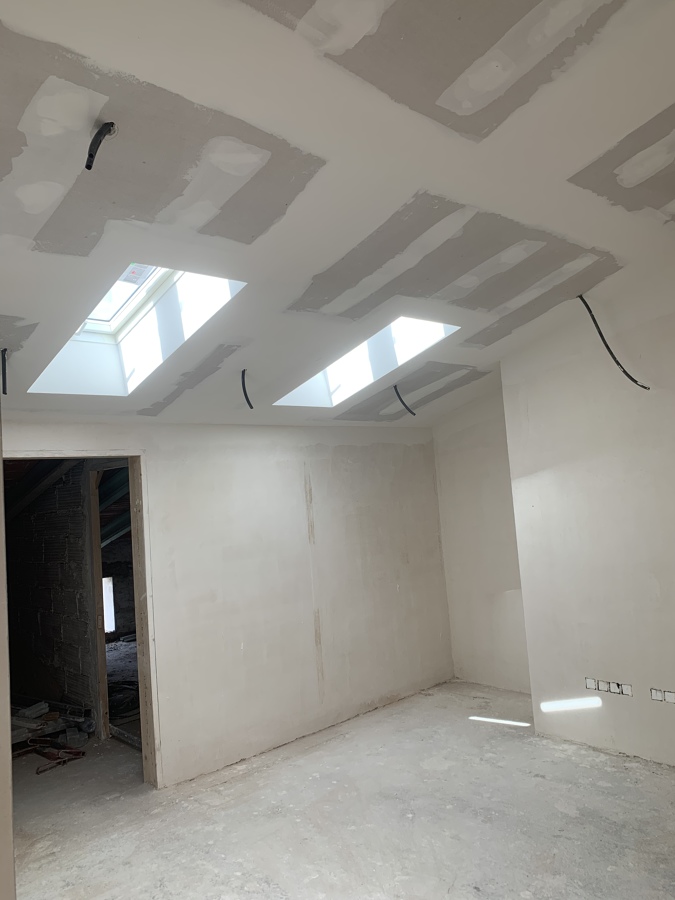 Falso techo aislado con ventanas