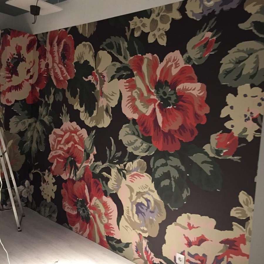 Colocación papel pintado flores