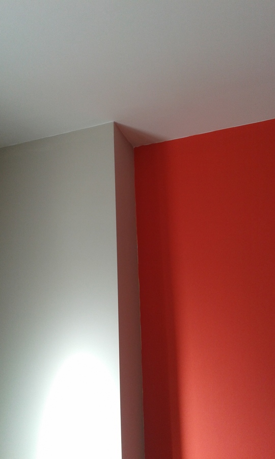 Detalle encuentro de color: blanco,gris calido y rojo intenso.