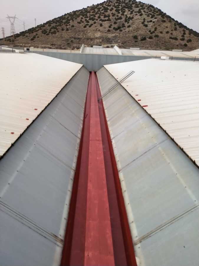 IMPERMEABILIZACIÓN DE CANALES DE NAVE INDUSTRIAL CON POLIURETANO LÍQUIDO Y FIBRA DE POLIÉSTER