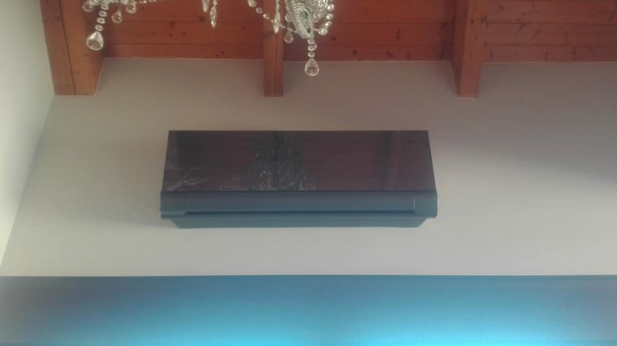 Split mural de diseño en vivienda unifamiliar