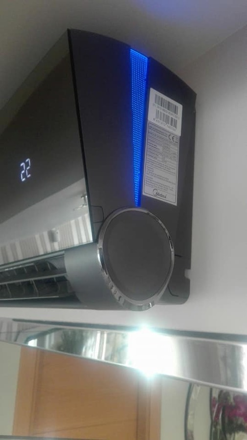 Split mural de diseño en vivienda unifamiliar