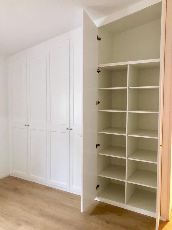 ARMARIO DE 3 m DE ALTO CON CAÍDA LATERAL.