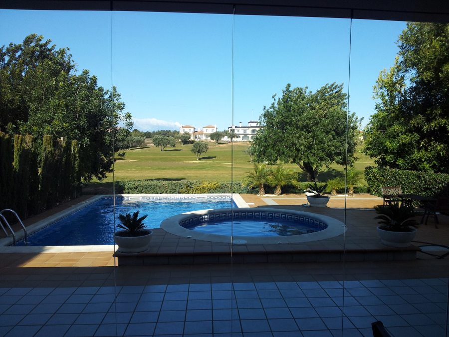 cortina de cristal y piscina