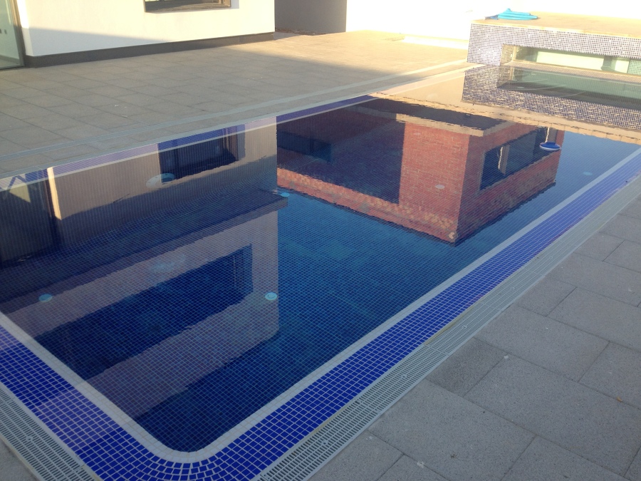 Piscina desbordante con Limpiafondos integrado