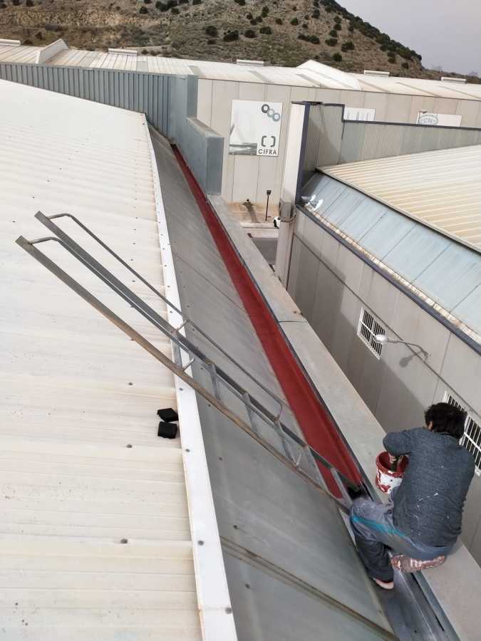 IMPERMEABILIZACIÓN DE CANALES DE NAVE INDUSTRIAL CON POLIURETANO LÍQUIDO Y FIBRA DE POLIÉSTER