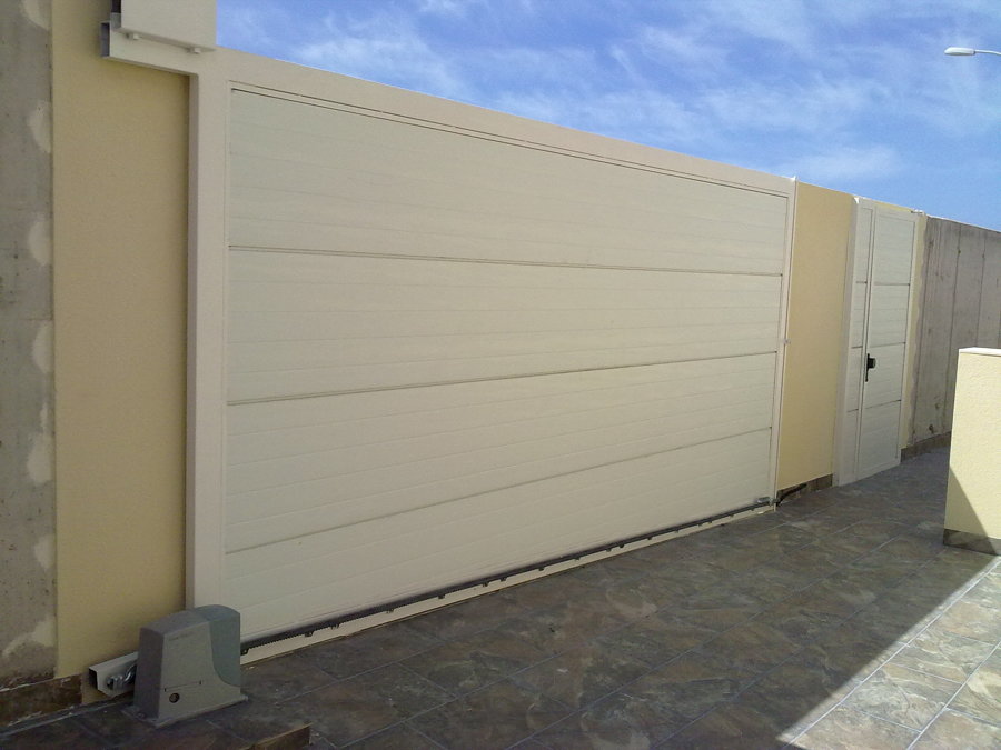 Puerta corredera aluminio y panel sandwich