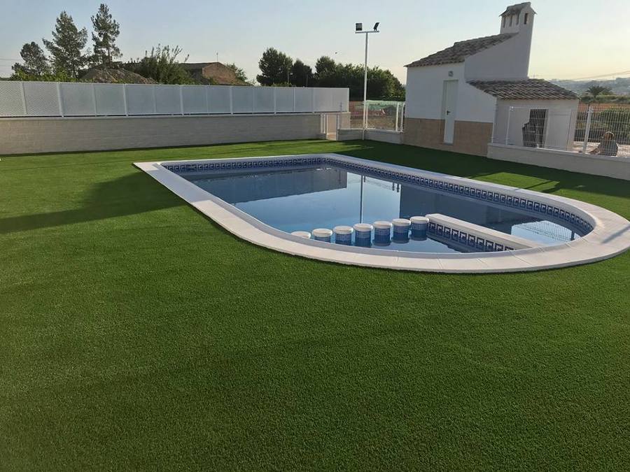 Puesta a punto de jardín y piscina.