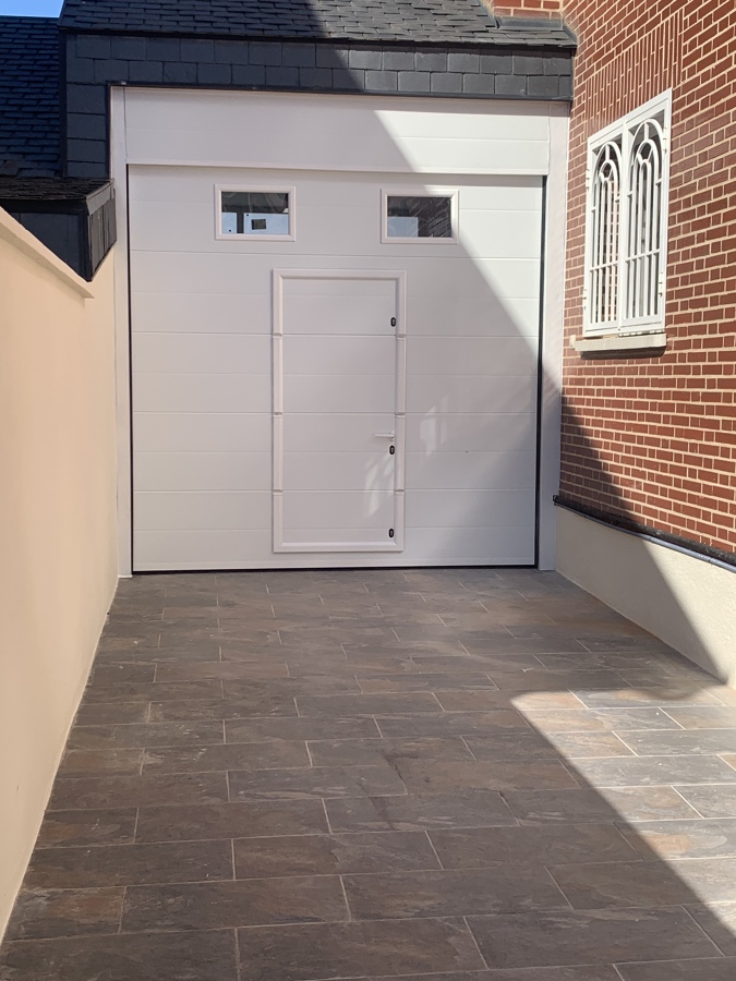 Puerta seccional con peatonal