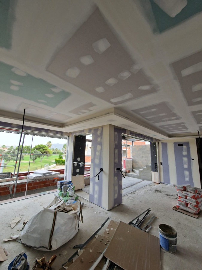 Obra en proceso: tabiques y techos en pladur.