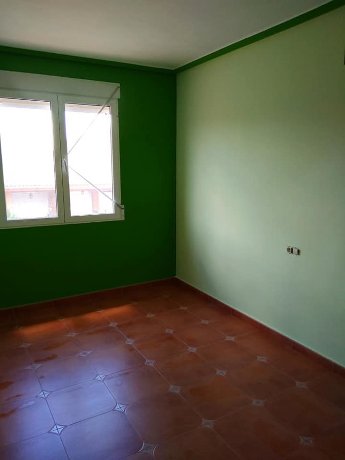 pintura decorativa en habitacion a dos colores con moldura pintada a juego