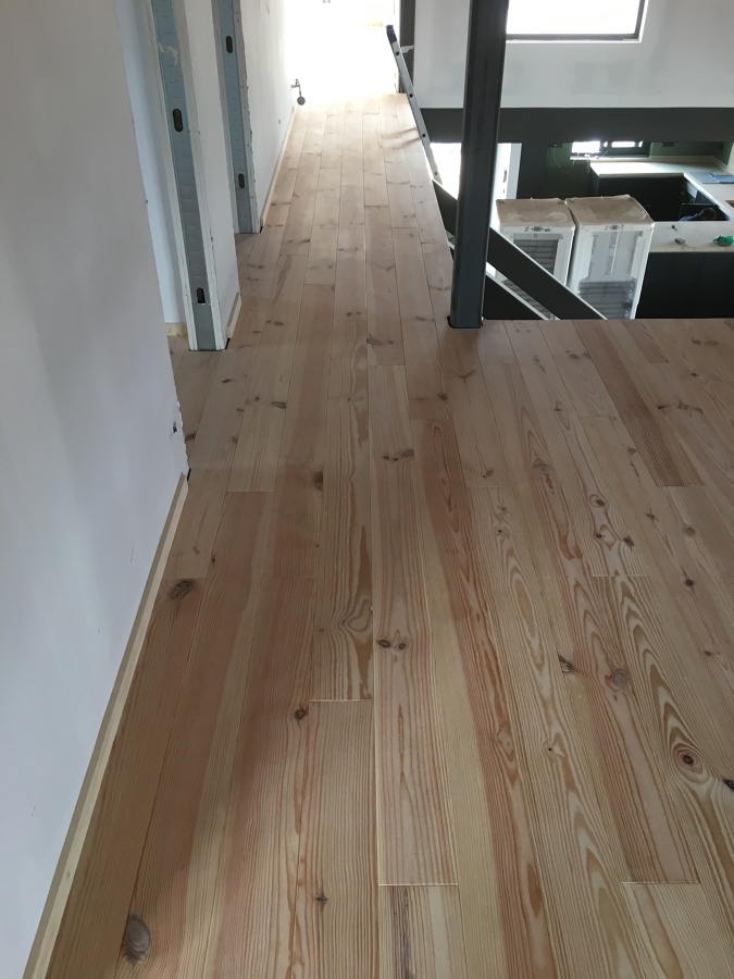 Tarima maciza de pino sobre rastreles