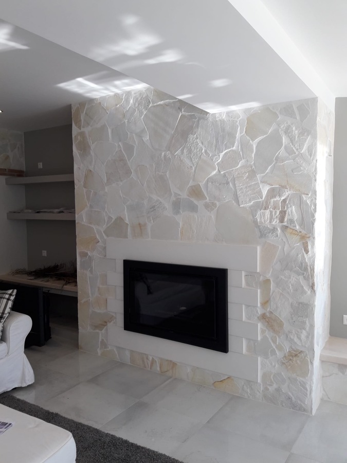 Chimenea en una pared de piedras moderna