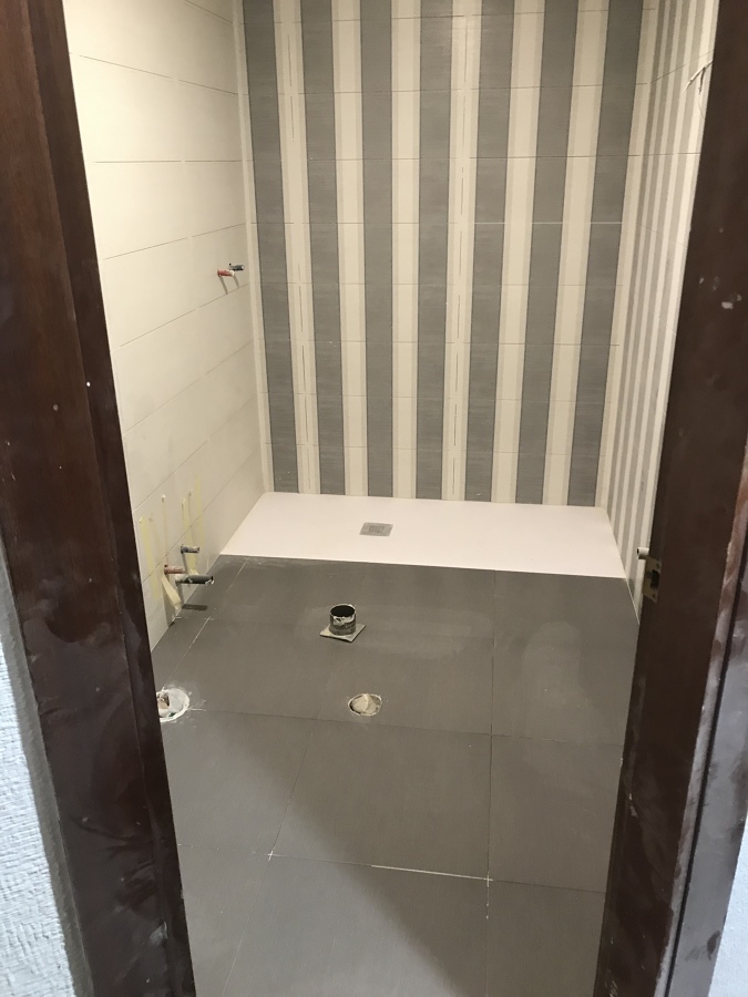 Baño moderno con azulejo imitación papel