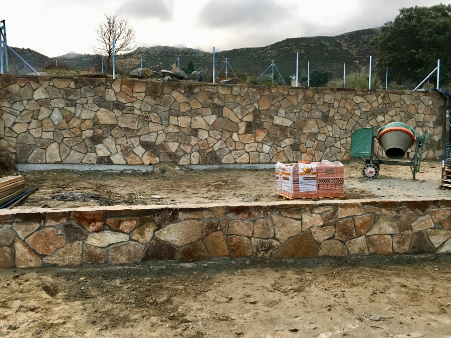 Muro visto a tres caras de resuelo desconcertado