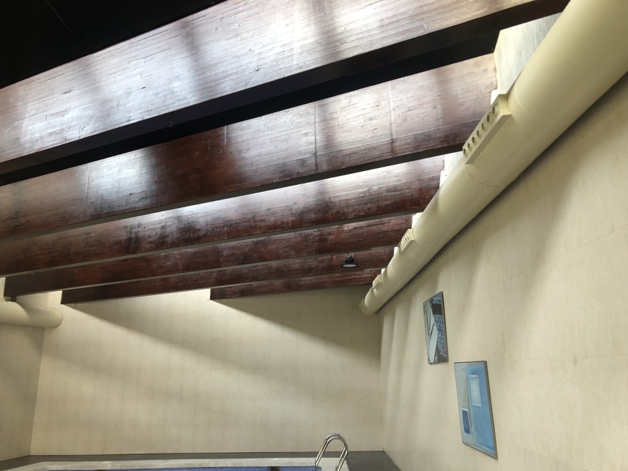 Reparación de techos y vigas en piscina cubierta comunitaria