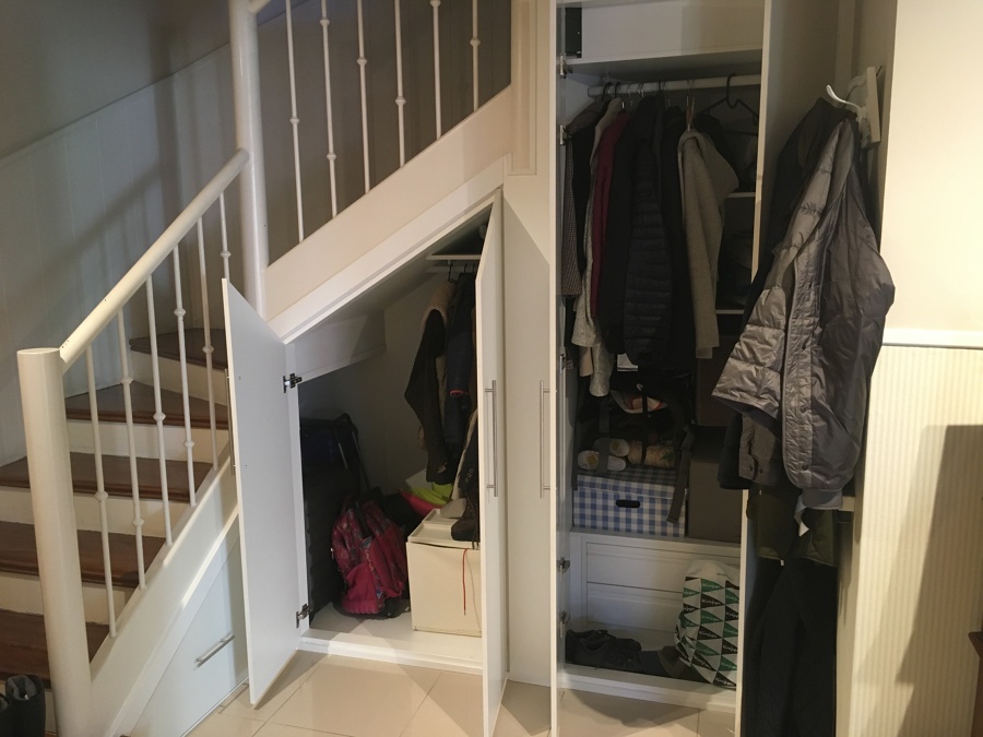 Armario a medida bajo escalera abuhardillado