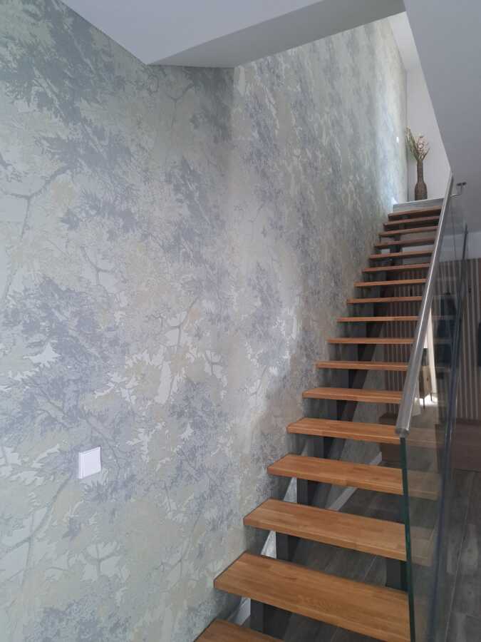 Decoración de escalera con papel pintado
