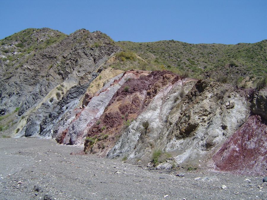 Espectacula efloramiento de la Falla de la Serrata en (zona Mojacar. Almería)
