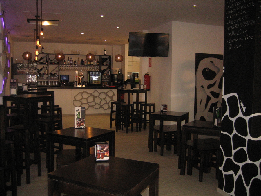 LOCAL DESPUÉS DE LA REFORMA "HORMIGUERO DE TAPAS"