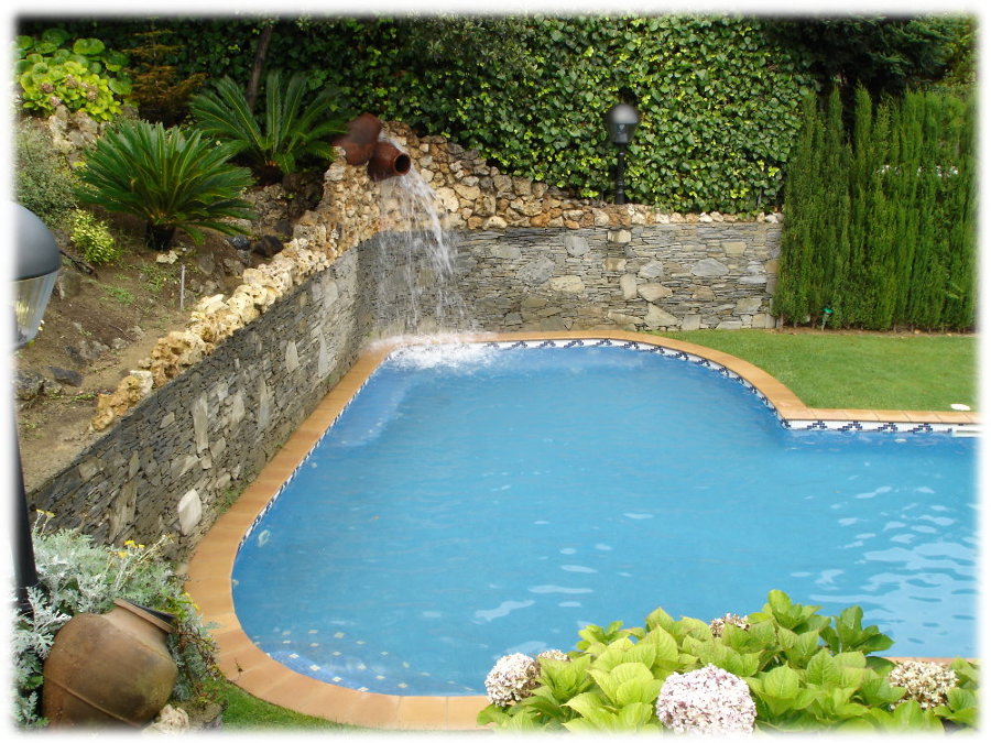 Piscina con ánfora desbordante