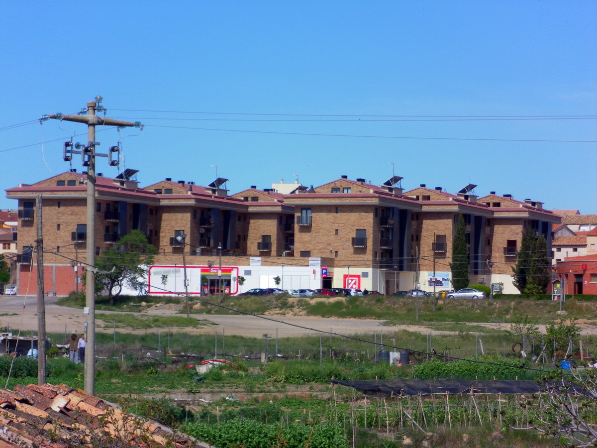 42 VIVIENDAS Y BAJOS COMERCIALES