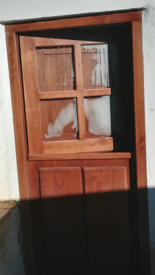 Suministro y colocación de puerta