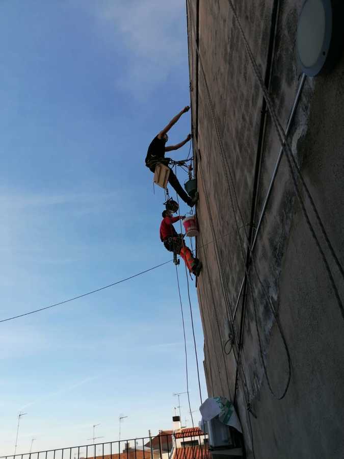 Equipo de anclaje vertical trabajando