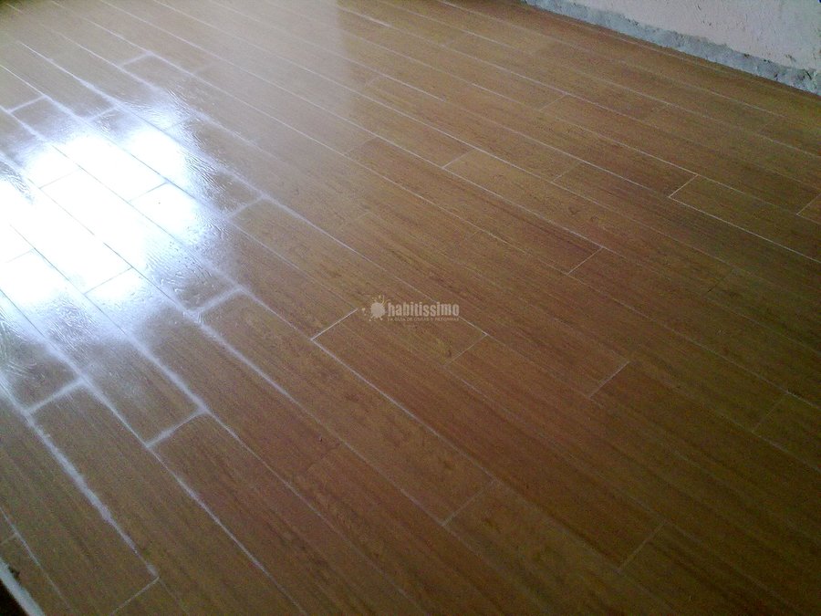 Suelo Porcelánico en disposición de tarima tono roble color miel