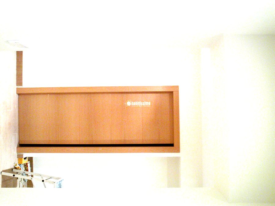 Puerta corredera entre tabiques en haya vaporizada