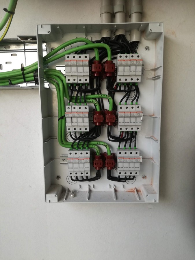 Instalación siempre con fusibles de seguridad