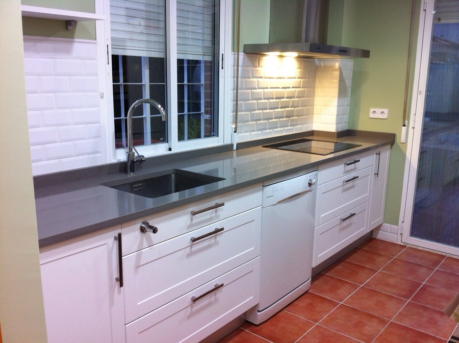 Cocina en polilaminado blanco.