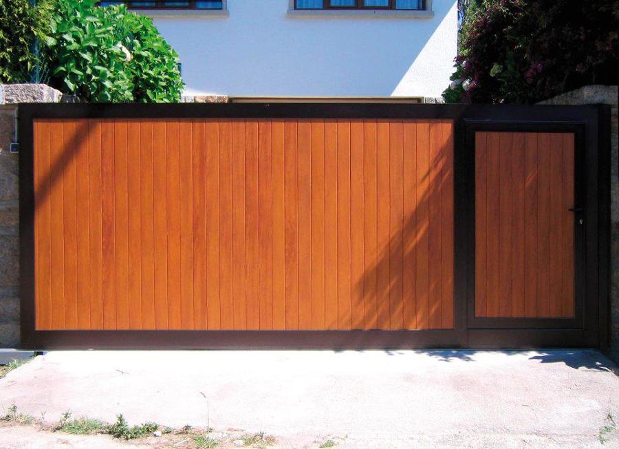 Puerta PVC motorizada.