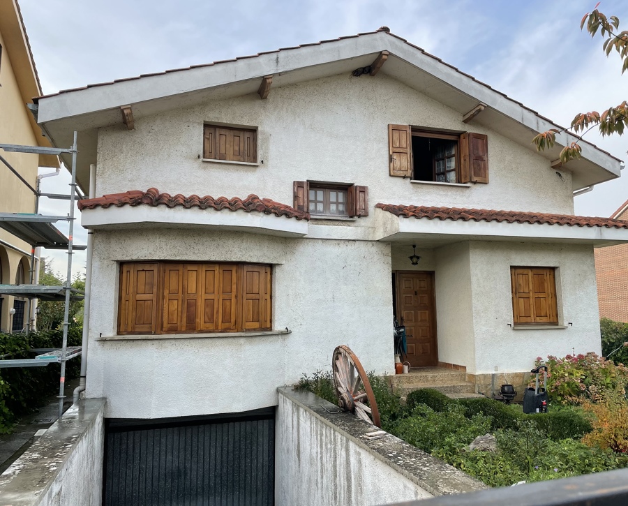 Fachada de casa antes de pintarla