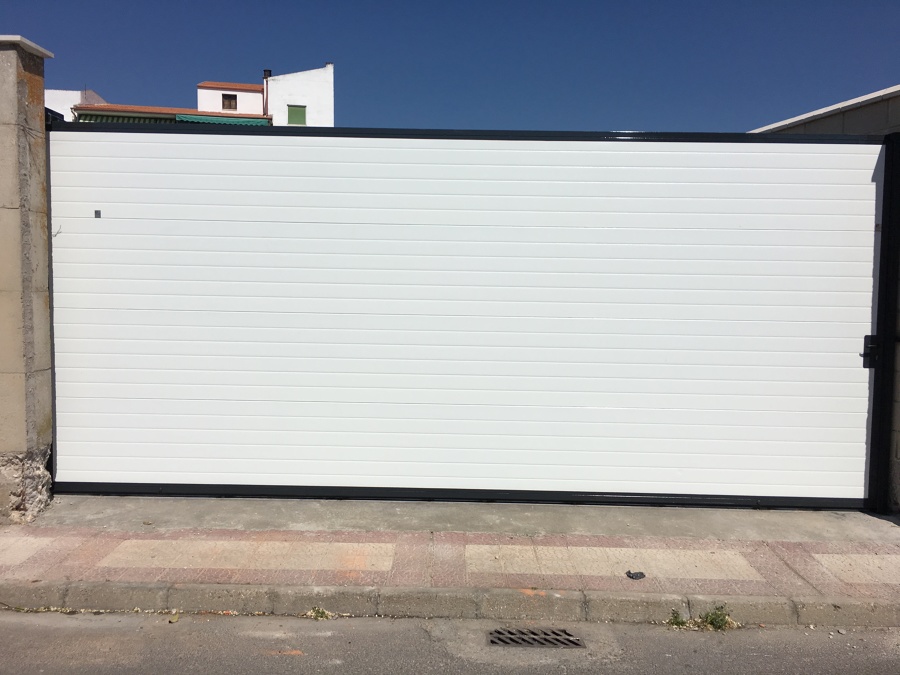 Puerta corredera con panel