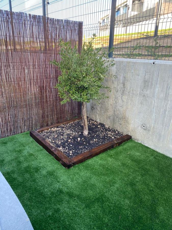 Jardinera de vigas y césped artificial