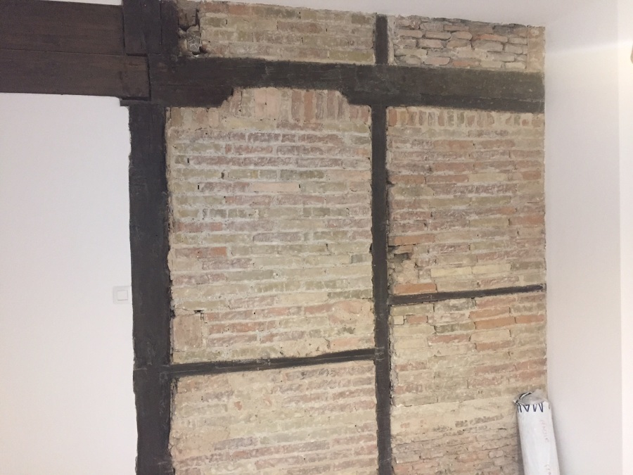 Ladrillo  barnizado en mate y maderas tintadas