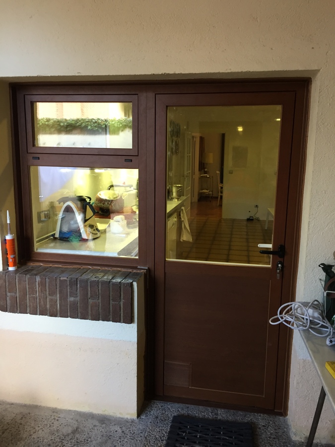 Puerta bandera bicolor