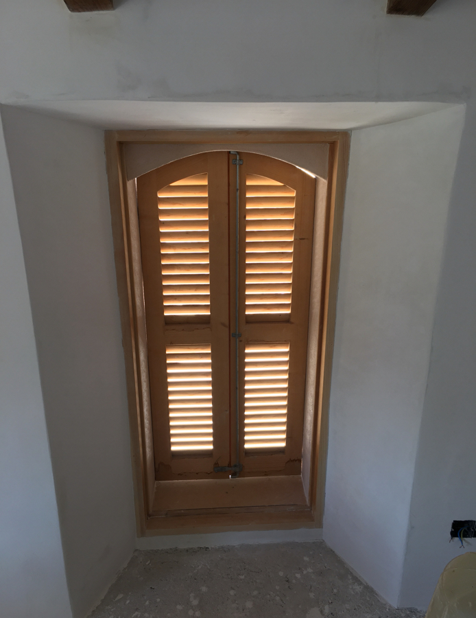 Montaje de persiana Mallorquina y marco ventana